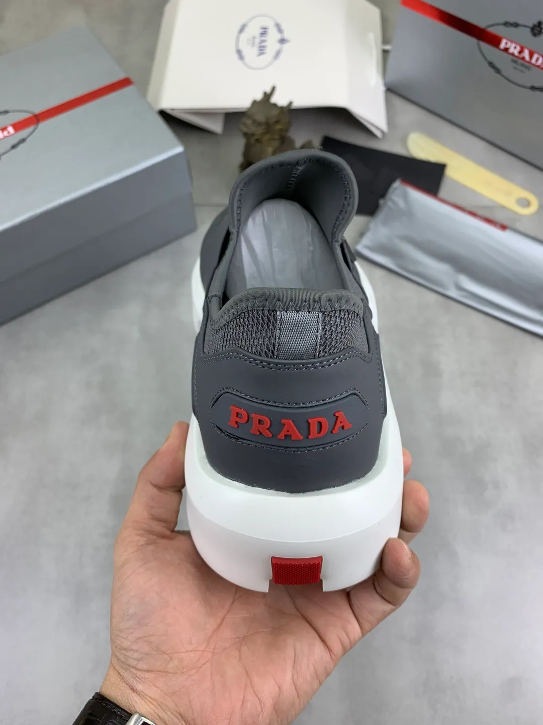 Men's men's shoes 💰P620💰[New model] The top version is now available on the official website, 🆘 The trendy brand (Prada) mainly promotes the popular style, avant-garde and versatile fashionable men's shoes, private version mold opening, cowhide surface splicing 1:1 replica.. Simple fashion, original imported cowhide and lining cowhide feet; the atmosphere and personality are more fashionable, eye-catching and pursuing class. It will subvert the old idea and be a must-have for fashion trendsetters with you! Must keep for yourself ! Tall and comfortable, large and low, high-end quality workmanship. The new high-end foam outsole from the official website. Size: 38-45. 3️⃣colors available.